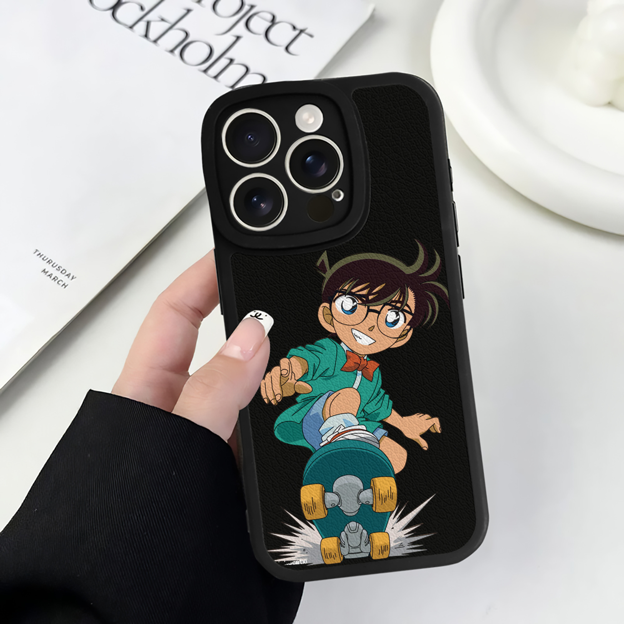 （画像用） 名探偵コナン 江戸川 コナン Detective Conan Conan Edogawa 【iPhone 16シリーズ対応】シリコンスマホケース（レザー調） 材質：シリコン